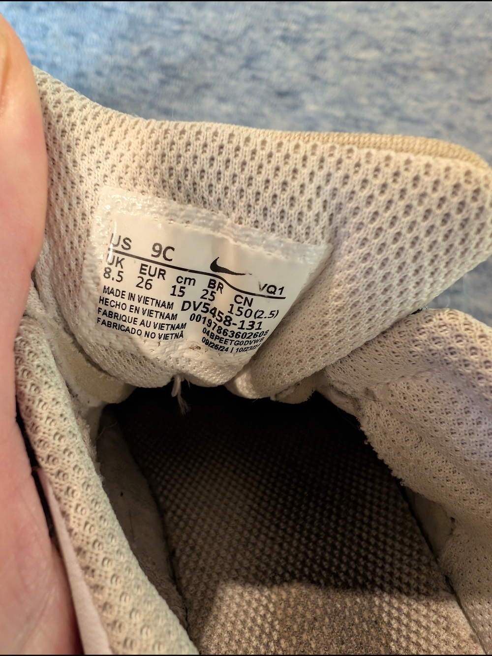 Nike Kids Size 9 Black and White Low-Top Sneakers with Hook-and-Loop Strap - Picture 3 of 6